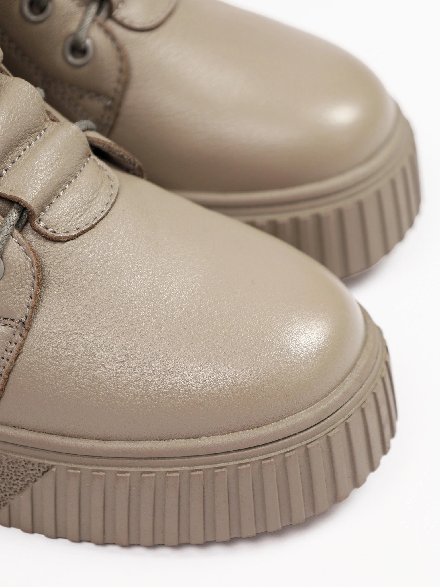 Ботинки бежевого цвета на средней платформе